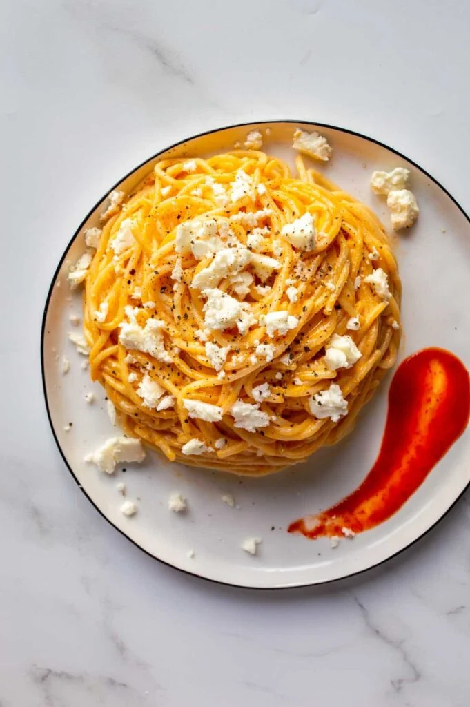 Creamy Sriracha Pasta (4 ingredients 15 minutes!)