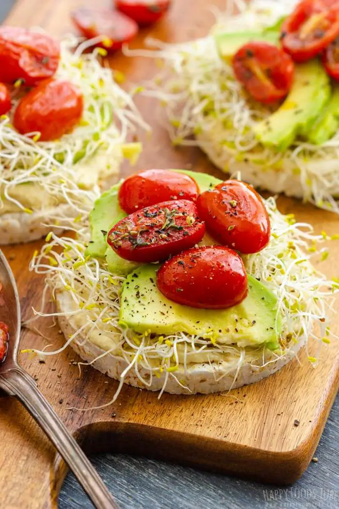 Rice Cakes with Hummus and Tomatoes from Happy Foods Tube